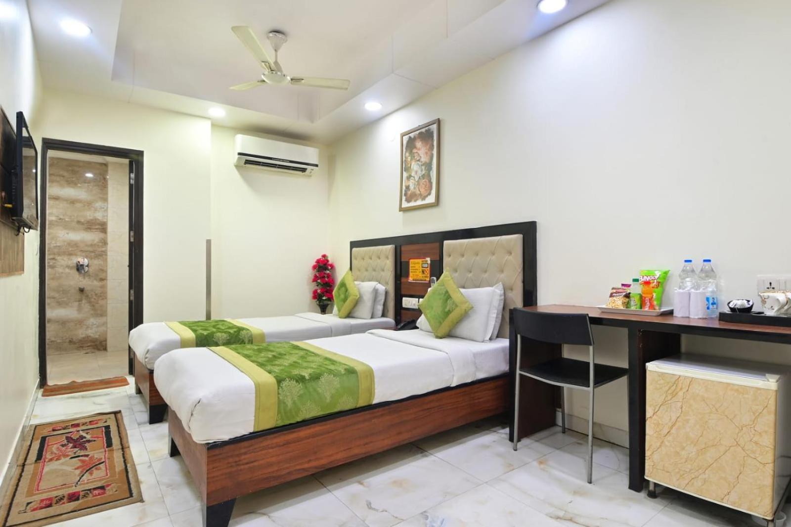 Hotel Emporio View - Railway Station - Paharganj New Delhi