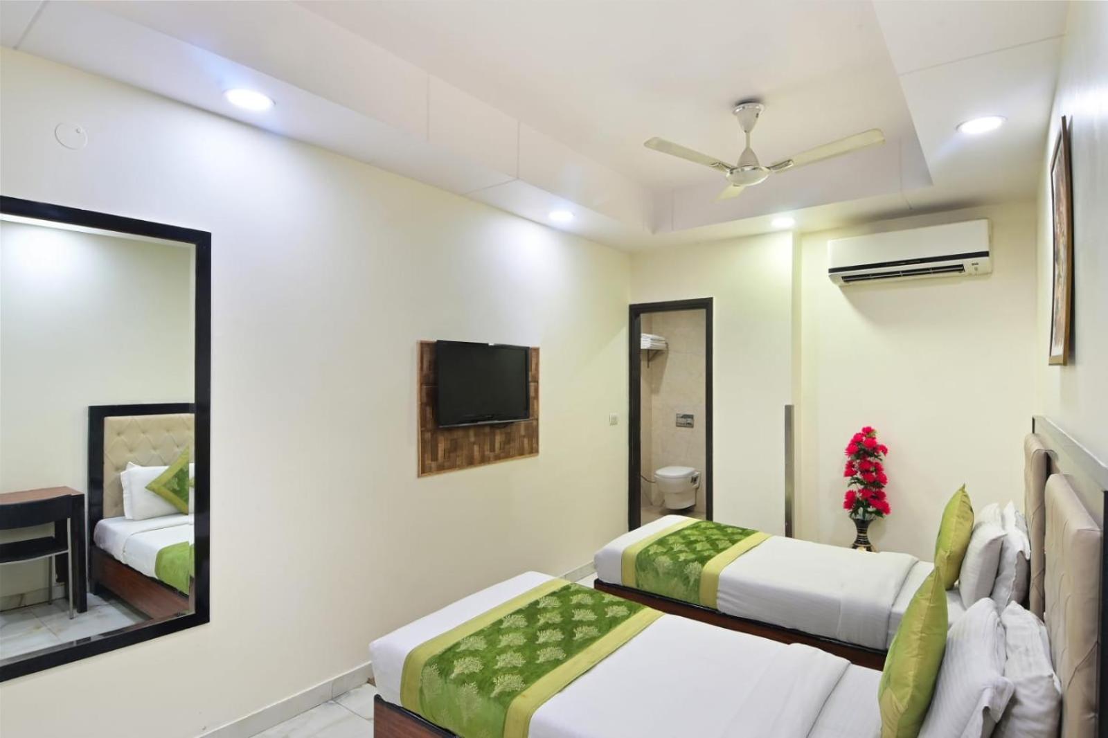 Emporio View - Railway Station - Paharganj 3*